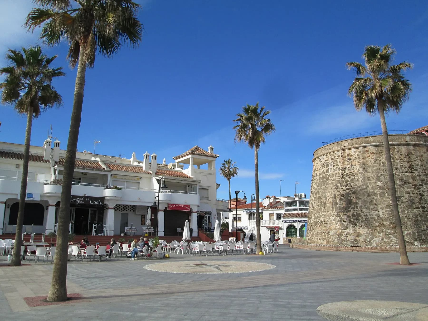 Plaza con palmeras en La Cala de Mijas junto al Torreón de La Cala