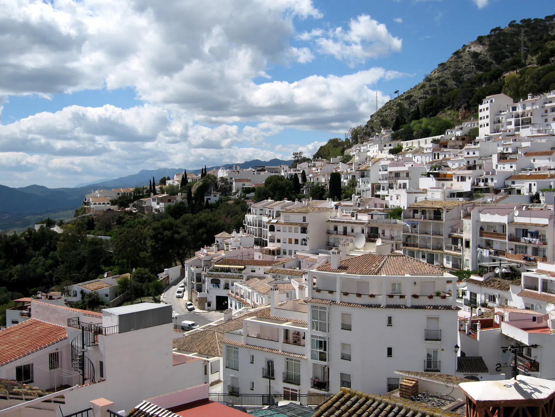 Casas blancas de Mijas Pueblo en la ladera de la Sierra de Mijas