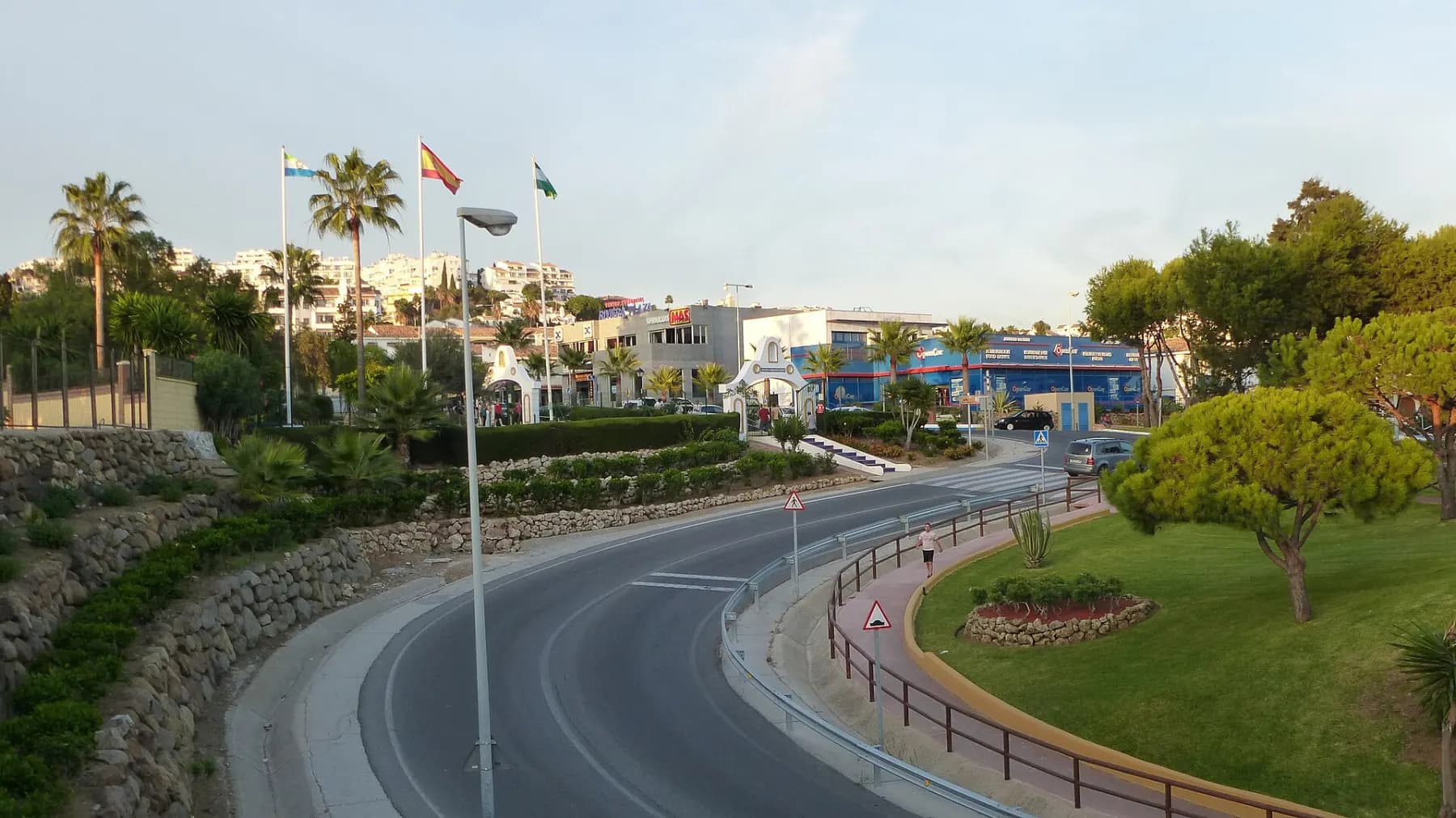 Carretera y rotonda a la entrada de Riviera del Sol, Mijas Costa