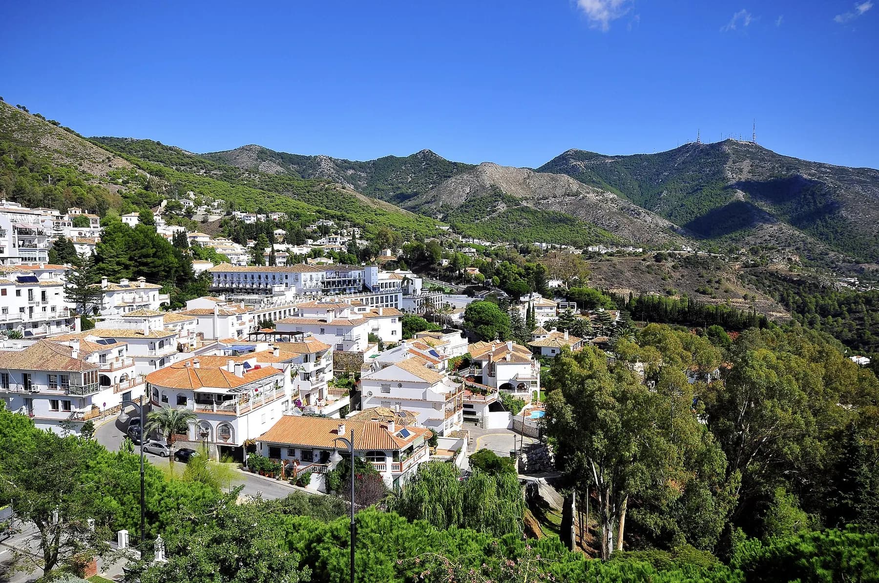 Viviendas en la ladera de Mijas con la Sierra de Mijas detrás