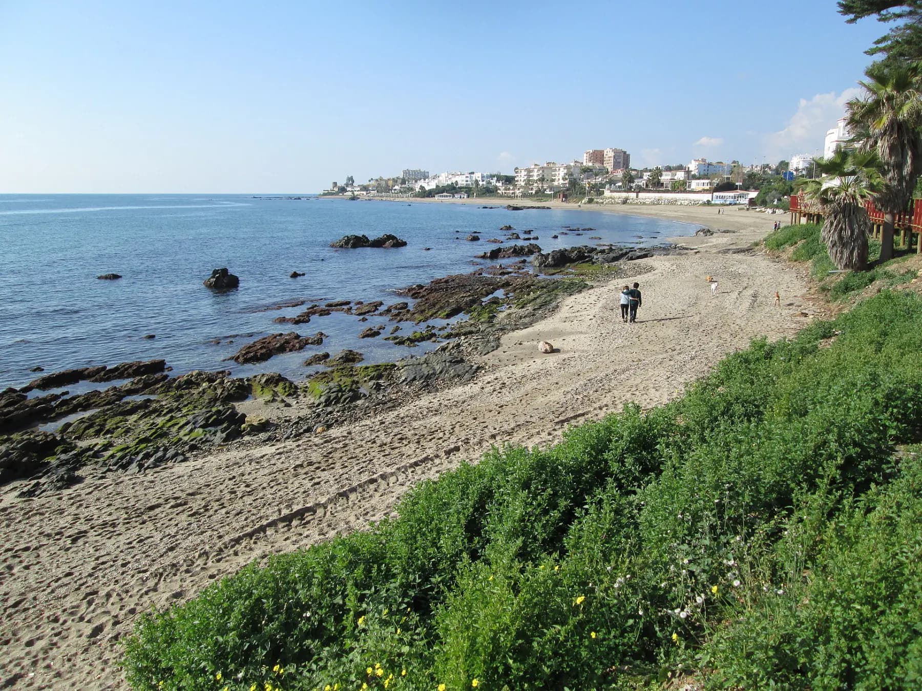 Playa de arena y costa rocosa en Mijas Costa, Costa del Sol